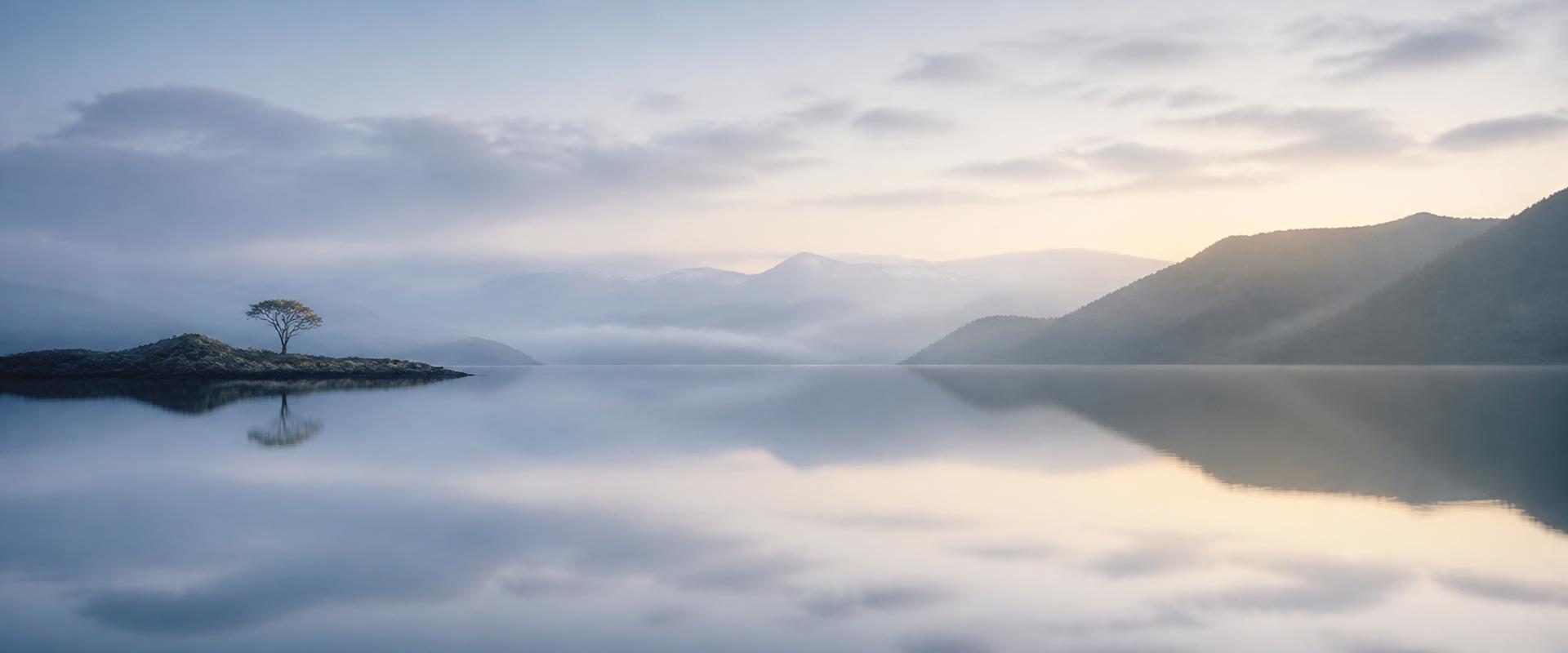 Ruhiger See im ersten Morgenlicht
